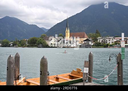 Rottach Egern, Deutschland. 17. Juli 2023. Blick über den Tegernsee nach Rottach Egern mit dem Wallberg auf 07/17/2023 Landschaft, Berge, Alpen, Berge. See, Küste. ? Kredit: dpa/Alamy Live News Stockfoto