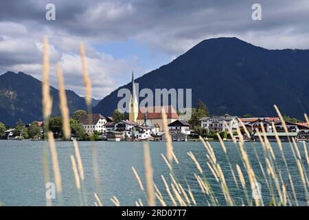 Rottach Egern, Deutschland. 17. Juli 2023. Blick über den Tegernsee nach Rottach Egern mit der Wallberge auf 07/17/2023 Landschaft, Berge, Alpen, Berge. See, Küste. ? Kredit: dpa/Alamy Live News Stockfoto