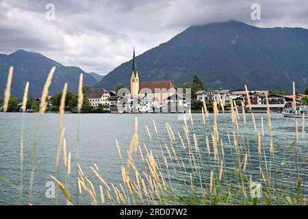 Rottach Egern, Deutschland. 17. Juli 2023. Blick über den Tegernsee nach Rottach Egern mit dem Wallberg auf 07/17/2023 Landschaft, Berge, Alpen, Berge. See, Küste. ? Kredit: dpa/Alamy Live News Stockfoto