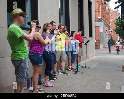 Drop the Mic A Capella Street Performers in Frederick, Maryland, 3. Juni 2023, © Katharine Andriotis Stockfoto