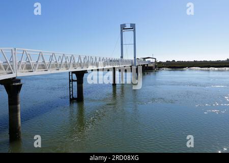 Brücke Ilha de Tavira über den Gilao in Portugal Stockfoto