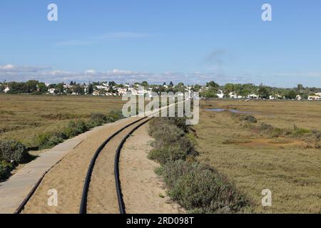 Bahngleise des Touristenzuges zum Strand Praia do Barril auf der Insel Tavira, Portugal Stockfoto