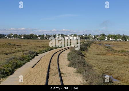 Bahngleise des Touristenzuges zum Strand Praia do Barril auf der Insel Tavira, Portugal Stockfoto