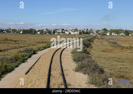 Bahngleise des Touristenzuges zum Strand Praia do Barril auf der Insel Tavira, Portugal Stockfoto