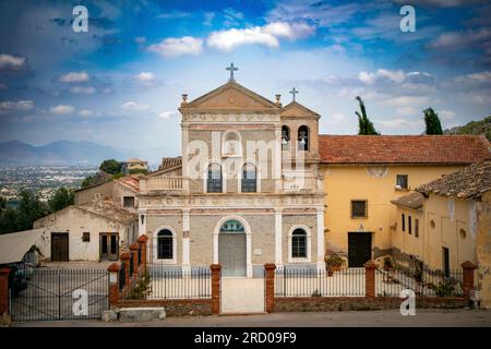 Allgemeiner Blick auf die Ermita de la Luz im Naturpark El Valle, Murcia, mit einer barocken Fassade Stockfoto