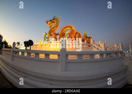 Der wunderschön detailgetreue goldene tanzende Drache, der in Suan Sawan erbaut wurde, oder der Paradise Park in Nakhon Sawan, Thailand Stockfoto