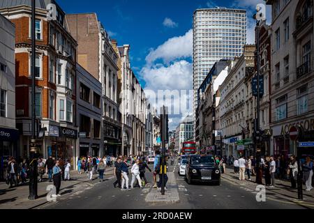 Oxford Street London, Oxford Street London. Blick nach Osten auf die Oxford St in Richtung Tottenham Court Rd und Centre Point. Europas geschäftigste Einkaufsstraße. Stockfoto