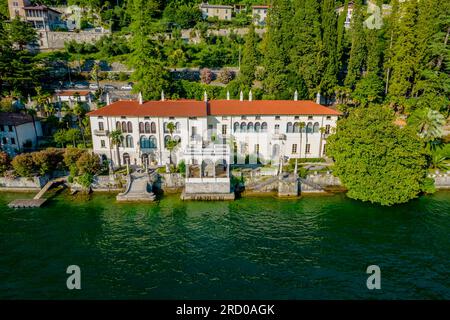 Panoramablick auf die touristische Villa Monastero im Varenna Resort, am Ufer des Comer Sees, Lombardei, Italien Stockfoto