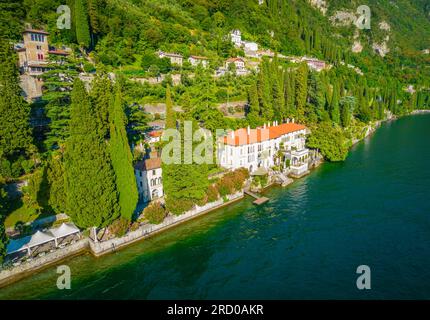 Panoramablick auf die touristische Villa Monastero im Varenna Resort, am Ufer des Comer Sees, Lombardei, Italien Stockfoto