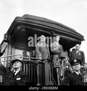 USA Präsident Franklin Roosevelt mit seinem Sohn Franklin Delano Roosevelt Jr., während er während der Dürreinspektion aus dem Zug sprach, Bismarck, North Dakota, USA, Arthur Rothstein, Farm Security Administration, August 1936 Stockfoto