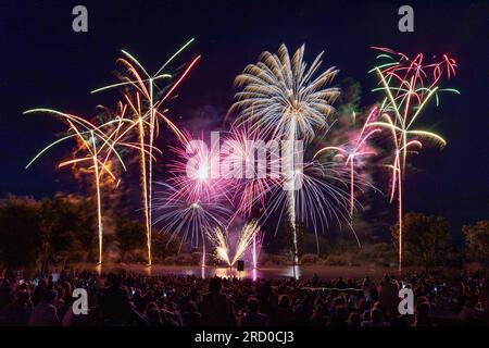 C) Denis TRASFI / MAXPPP - feux d'artiice à Aigrefeuille d'Aunis le 14. Juli 2023 Stockfoto