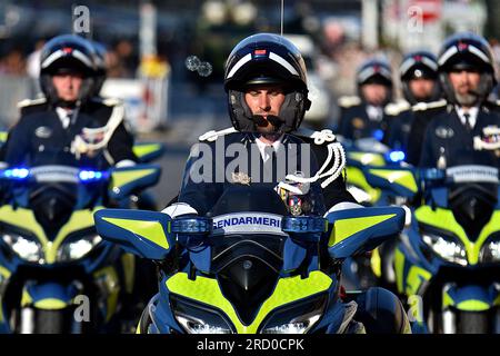 Marseille, Frankreich. 14. Juli 2023. Nationale Gendarmerie-Offiziere auf ihren Motorrädern parieren im Alten Hafen von Marseille während der Militärparade zum Nationalfeiertag. Motorisierte Militärparade im Alten Hafen von Marseille anlässlich der Militärzeremonie zum Nationalfeiertag. (Credit Image: © Gerard Bottino/SOPA Images via ZUMA Press Wire) NUR REDAKTIONELLE VERWENDUNG! Nicht für den kommerziellen GEBRAUCH! Stockfoto