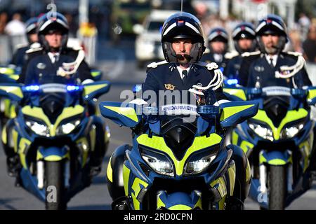 Marseille, Frankreich. 14. Juli 2023. Nationale Gendarmerie-Offiziere auf ihren Motorrädern parieren im Alten Hafen von Marseille während der Militärparade zum Nationalfeiertag. Motorisierte Militärparade im Alten Hafen von Marseille anlässlich der Militärzeremonie zum Nationalfeiertag. (Credit Image: © Gerard Bottino/SOPA Images via ZUMA Press Wire) NUR REDAKTIONELLE VERWENDUNG! Nicht für den kommerziellen GEBRAUCH! Stockfoto