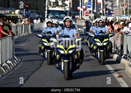 Marseille, Frankreich. 14. Juli 2023. Zollbeamte auf ihren Motorrädern parieren im alten Hafen von Marseille während der Militärparade zum Nationalfeiertag. Motorisierte Militärparade im Alten Hafen von Marseille anlässlich der Militärzeremonie zum Nationalfeiertag. (Credit Image: © Gerard Bottino/SOPA Images via ZUMA Press Wire) NUR REDAKTIONELLE VERWENDUNG! Nicht für den kommerziellen GEBRAUCH! Stockfoto