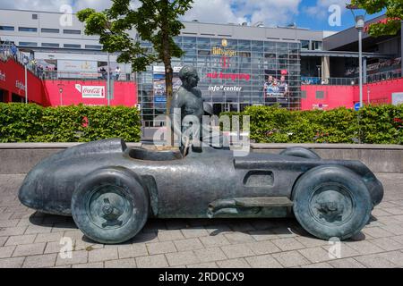 Denkmal für den Rennfahrer Juan Manuel Fangio am Eingang zum Nürburgring. Stockfoto