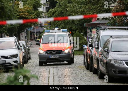 Hamburg, Deutschland. 17. Juli 2023. Rettungsdienste verwenden Lautsprecher, um die Bewohner zu rufen, den Bereich sofort zu verlassen. Während der Bauarbeiten im Hamburger Schanzenviertel wurde am Montag eine britische Luftbombe aus dem Zweiten Weltkrieg entdeckt. Ein großes Kontingent von Polizei und Feuerwehr ist vor Ort. Kredit: Bodo Marks/Bodo Marks/dpa/Alamy Live News Stockfoto