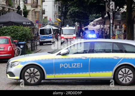 Hamburg, Deutschland. 17. Juli 2023. Die Einsatzkräfte verwenden Lautsprecher, um die Anwohner aufzufordern, den Bereich sofort zu verlassen. Während der Bauarbeiten im Hamburger Schanzenviertel wurde am Montag eine britische Luftbombe aus dem Zweiten Weltkrieg entdeckt. Ein großes Kontingent von Polizei und Feuerwehr ist vor Ort. Kredit: Bodo Marks/Bodo Marks/dpa/Alamy Live News Stockfoto