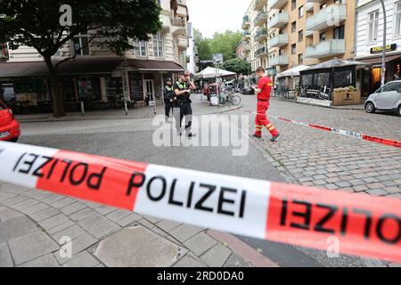 Hamburg, Deutschland. 17. Juli 2023. Die Einsatzkräfte sind im Rahmen einer Bombenentdeckung in Hamburg an Evakuierungsmaßnahmen beteiligt. Während der Bauarbeiten im Hamburger Schanzenviertel wurde am Montag eine britische Luftbombe aus dem Zweiten Weltkrieg entdeckt. Ein großes Kontingent von Polizei und Feuerwehr ist vor Ort. Kredit: Bodo Marks/Bodo Marks/dpa/Alamy Live News Stockfoto