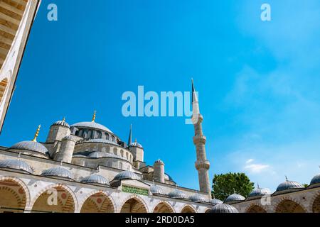 Kuppeln und Minarette von Sultanahmet oder Blaue Moschee vom Innenhof aus. Hintergrundbild aus Ramadan oder islamic. Istanbul Turkiye - 6.30.2023 Stockfoto
