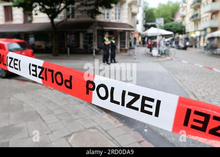 Hamburg, Deutschland. 17. Juli 2023. Im Schanzenviertel ist eine Polizeisperre zu sehen. Während der Bauarbeiten im Hamburger Schanzenviertel wurde am Montag eine britische Luftbombe aus dem Zweiten Weltkrieg entdeckt. Ein großes Kontingent von Polizei und Feuerwehr ist vor Ort. Kredit: Bodo Marks/Bodo Marks/dpa/Alamy Live News Stockfoto