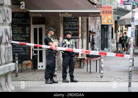 Hamburg, Deutschland. 17. Juli 2023. Die Einsatzkräfte sind im Rahmen einer Bombenentdeckung in Hamburg an Evakuierungsmaßnahmen beteiligt. Während der Bauarbeiten im Hamburger Schanzenviertel wurde am Montag eine britische Luftbombe aus dem Zweiten Weltkrieg entdeckt. Ein großes Kontingent von Polizei und Feuerwehr ist vor Ort. Kredit: Bodo Marks/Bodo Marks/dpa/Alamy Live News Stockfoto