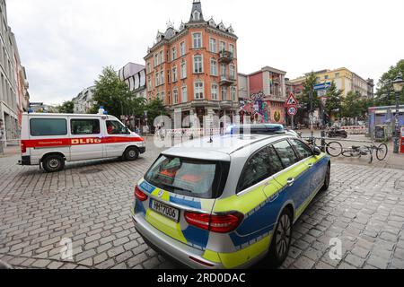 Hamburg, Deutschland. 17. Juli 2023. Rettungsdienste verwenden Lautsprecher, um die Bewohner zu rufen, den Bereich sofort zu verlassen. Während der Bauarbeiten im Hamburger Schanzenviertel wurde am Montag eine britische Luftbombe aus dem Zweiten Weltkrieg entdeckt. Ein großes Kontingent von Polizei und Feuerwehr ist vor Ort. Kredit: Bodo Marks/Bodo Marks/dpa/Alamy Live News Stockfoto