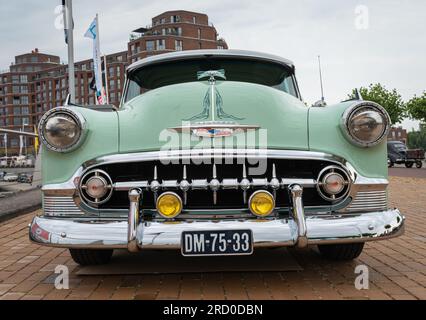 Lelystad, Niederlande, 18.06.2023, Vorderansicht des klassischen amerikanischen Chevrolet Bel Air ab 1953 Uhr am National Oldtimer Day Stockfoto