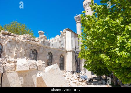 Malatya Yeni Cami oder Teze Cami oder Neue Moschee nach den großen Erdbeben im februar 6. Malatya Turkiye - 4.25.2023 Stockfoto