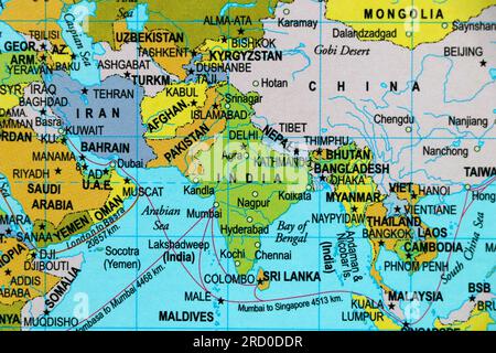 Weltkarte mit asien und Ländergrenzen, indien, pakistan, china im Fokus Stockfoto