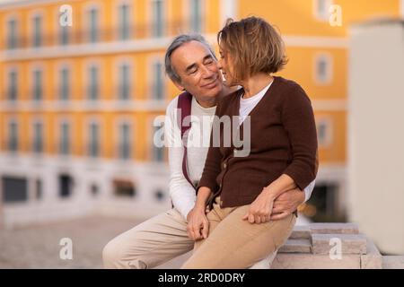 Glückliches Seniorenpaar, Das Zeit Zusammen Genießt Und Draußen Sitzt Stockfoto