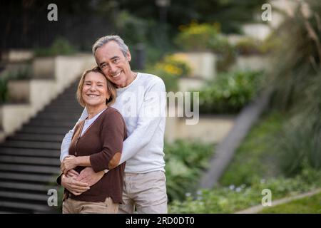 Liebe Senioren, Die Sich Im Park Outdoors Umarmen Stockfoto