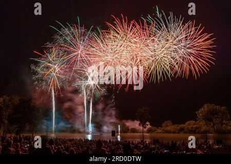 C) Denis TRASFI / MAXPPP - feux d'artiice à Aigrefeuille d'Aunis le 14. Juli 2023 Stockfoto