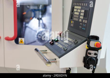 HMI-Bedienfeld des vertikalen CNC-Bearbeitungszentrums. Selektiver Fokus. Stockfoto