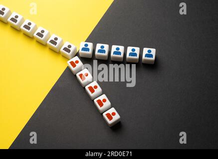 Die Personen werden in zwei Gruppen unterteilt. Oppositionsgruppen. Mangelnder Konsens. Ideologischer Konflikt. Rivalität zur Verbesserung der Arbeitseffizienz. Teilen, teilen Stockfoto