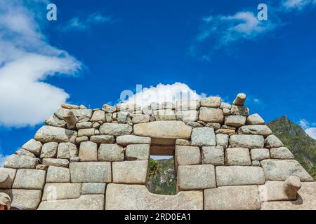 Steinmauern von Bauruinen rund um die Ruinen von Machu Picchu in Peru. Stockfoto