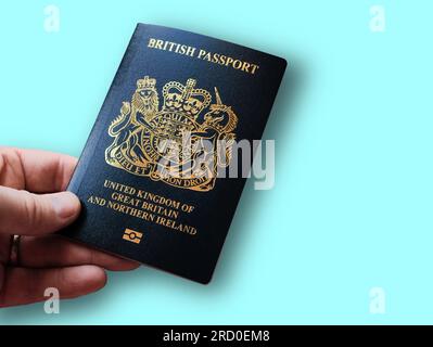 Hand mit britischem Pass und Kopierraum. Reisedokument für Ungebundenes Königreich und Nordirland Stockfoto