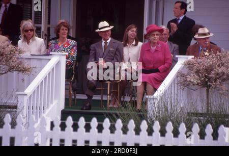 The Queen and Prince Phillip at Smith's Lawn Polo 23. Juni 2002 Foto des Henshaw Archivs Queen Elizabeth II Stockfoto