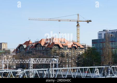 Posen, Polen - 21. April 2023: Bau eines Wohnkomplexes im Zentrum von Posen. Stockfoto