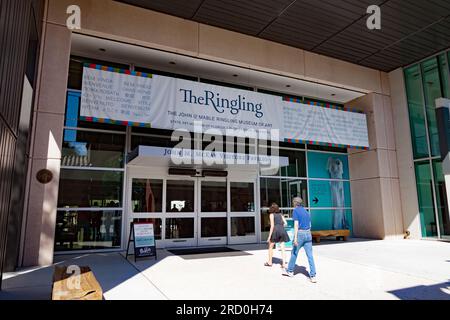 Besucherpavillon/Welcome Center des John & Mable Ringling Museum of Art in Sarasota, Florida, wo Gäste Tickets kaufen können. Stockfoto