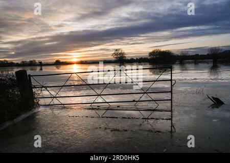 Überflutete und gefrorene Somerset-Ebenen in der Nähe von Highbridge und Burrow Hill Sunrset Winter Stockfoto