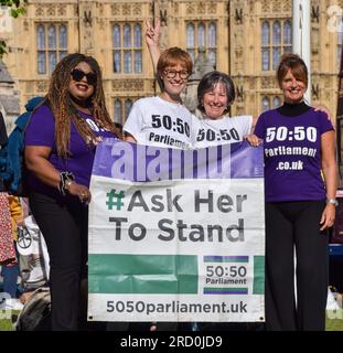 London, Großbritannien. 17. Juli 2023. Demonstranten halten während der Demonstration ein Banner mit der Aufschrift „Bitten Sie sie, aufzustehen“. Aktivisten des Parlaments aus dem Jahr 50:50 trafen sich auf dem Parlamentsplatz, um ihre laufende Kampagne für Frauen und Männer zu unterstützen, um eine gleichberechtigte Vertretung zu erreichen. Kredit: SOPA Images Limited/Alamy Live News Stockfoto