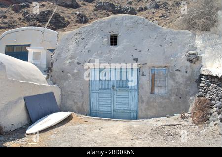 Ein altes Gebäude, das in den Felsen der Insel Santorin gebaut wurde. Stockfoto