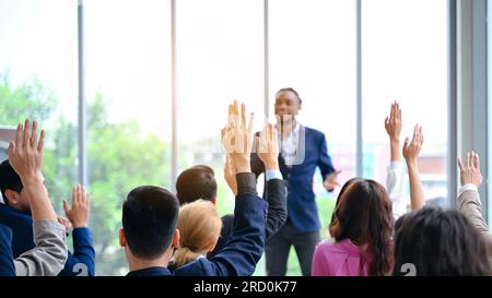 Geschäftsleute melden sich bei unserem Partner. Hände hoch, stimmen Sie zu. Geschäftstreffen. Hochwertiges Foto. Stockfoto