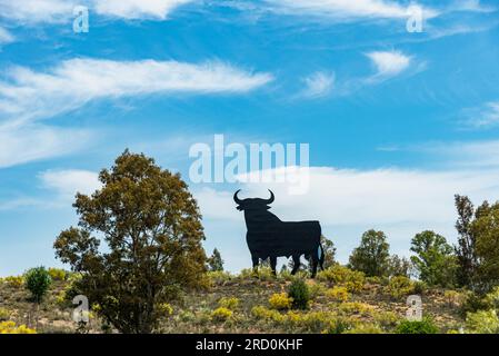 Reklametafel des berühmten Osborne Bullen in den Bergen Andalusiens. Stockfoto