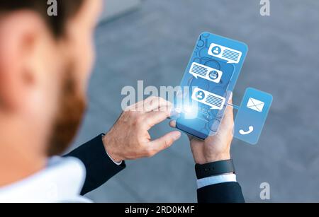 Abgekürzt von einem Unternehmer, der mit einem Online-Assistenten telefoniert Stockfoto