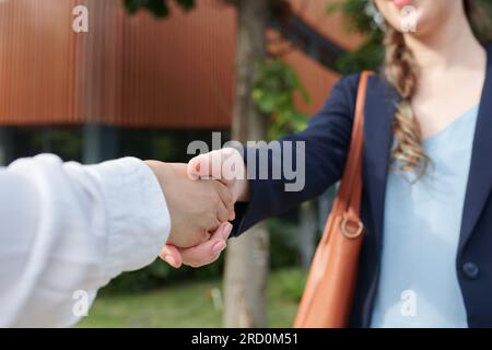 Nahaufnahme: Geschäftspartner schütteln sich bei Meetings im Freien die Hand Stockfoto