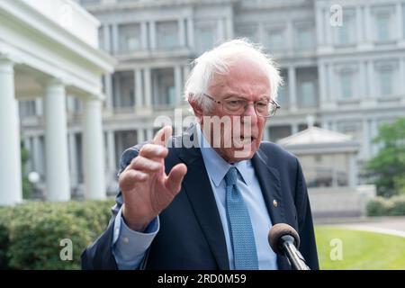 Washington, Usa. 17. Juli 2023. US-Senator Bernie Sanders spricht vor den Medien nach einem Treffen mit US-Präsident Joe Biden am Montag, den 17. Juli 2023, im Weißen Haus in Washington, DC. Foto: Chris Kleponis/UPI Credit: UPI/Alamy Live News Stockfoto