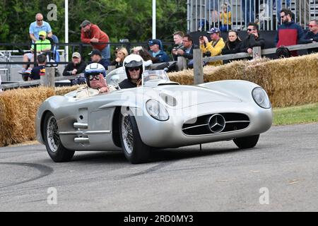 Goodwood, Großbritannien. 16. Juli 2023. Jochen Mass in einem Mercedes Benz 300 SLR atGoodwood Festival of Speed am Goodwood Circuit, Goodwood, Großbritannien, am 16. Juli 2023. Foto von Phil Hutchinson. Nur redaktionelle Verwendung, Lizenz für kommerzielle Verwendung erforderlich. Keine Verwendung bei Wetten, Spielen oder Veröffentlichungen von Clubs/Ligen/Spielern. Kredit: UK Sports Pics Ltd/Alamy Live News Stockfoto