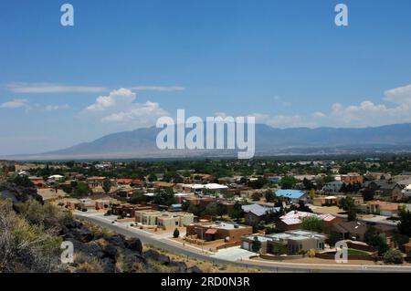 Blicken Sie von der Petroglyph National Monument zeigt Nachbarschaften in Albuquerque und die fernen Sandia Mountains. Stockfoto