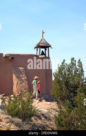 Die Besucher gehen um Adobe Haus der Begegnung der Morada de la Conquistadora, am Ell Rancho de Las Golondrinas Ranch in der Nähe von Santa Fe, New Mexico Stockfoto